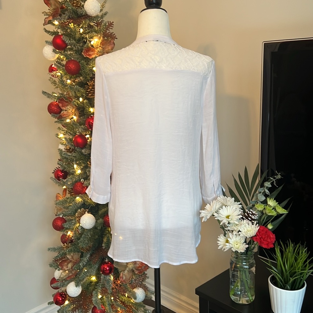 Beautiful white linen feel V-neck blouse button up pull over, adjustable sleeves - Picture 5 of 8
